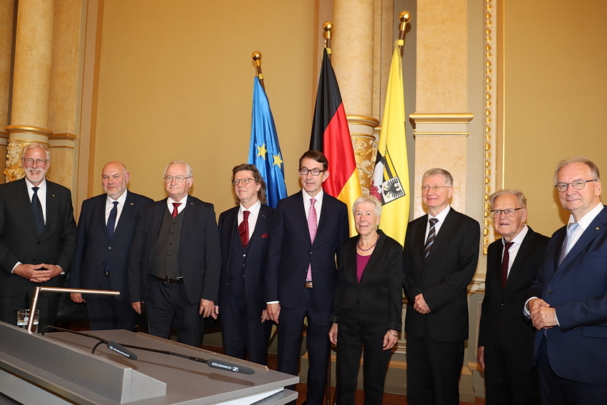 Gruppenbild der mit dem Landesverdienstorden ausgezeichneten Persönlichkeiten