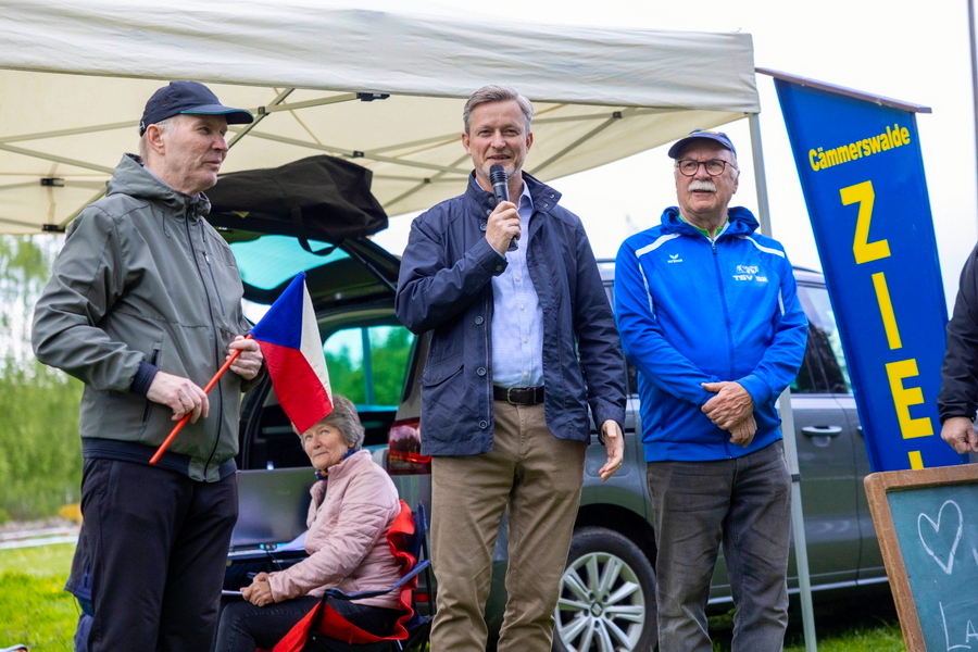 Dr. Handschuh eröffnet das Kids Race