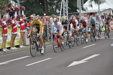 Peloton beim Radrennen Rund um den Dom