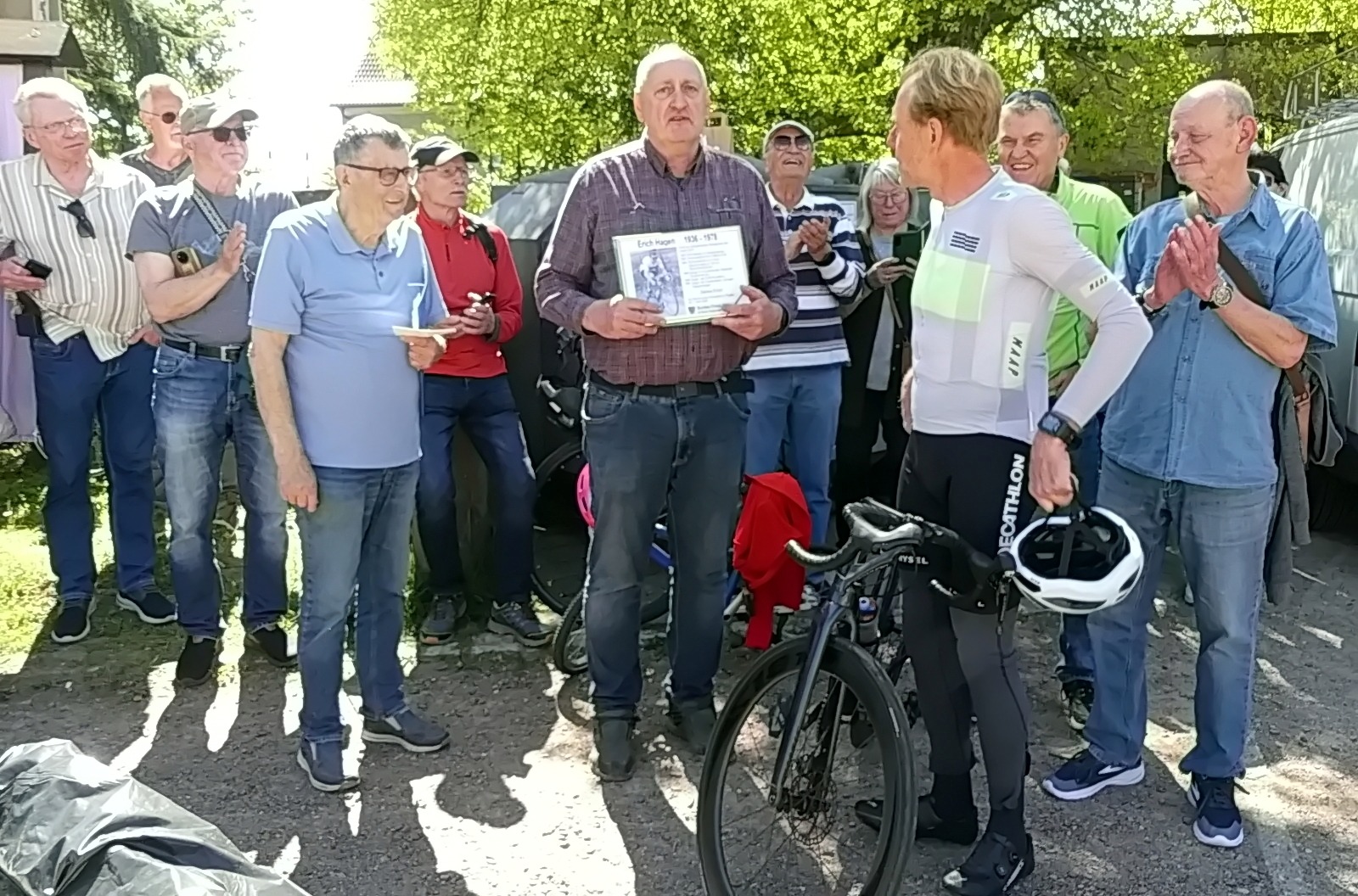 Gäste bei der Einweihung des Gedenksteins