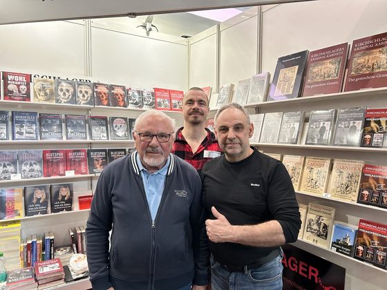 Hans Thiers mit Dr. Michael Kirchschlager und Janis Weißheit am Messestand auf der Leipziger Buchmesse 2026