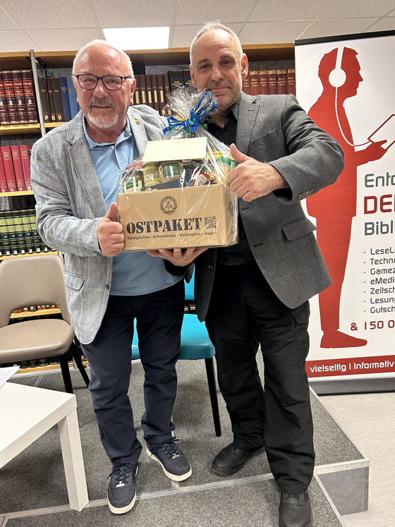Hans Thiers und Dr. Michael Kirchschlager beim 30-jährigen Verlagsjubiläum in der Bibliothek Gera, Oktober 2025