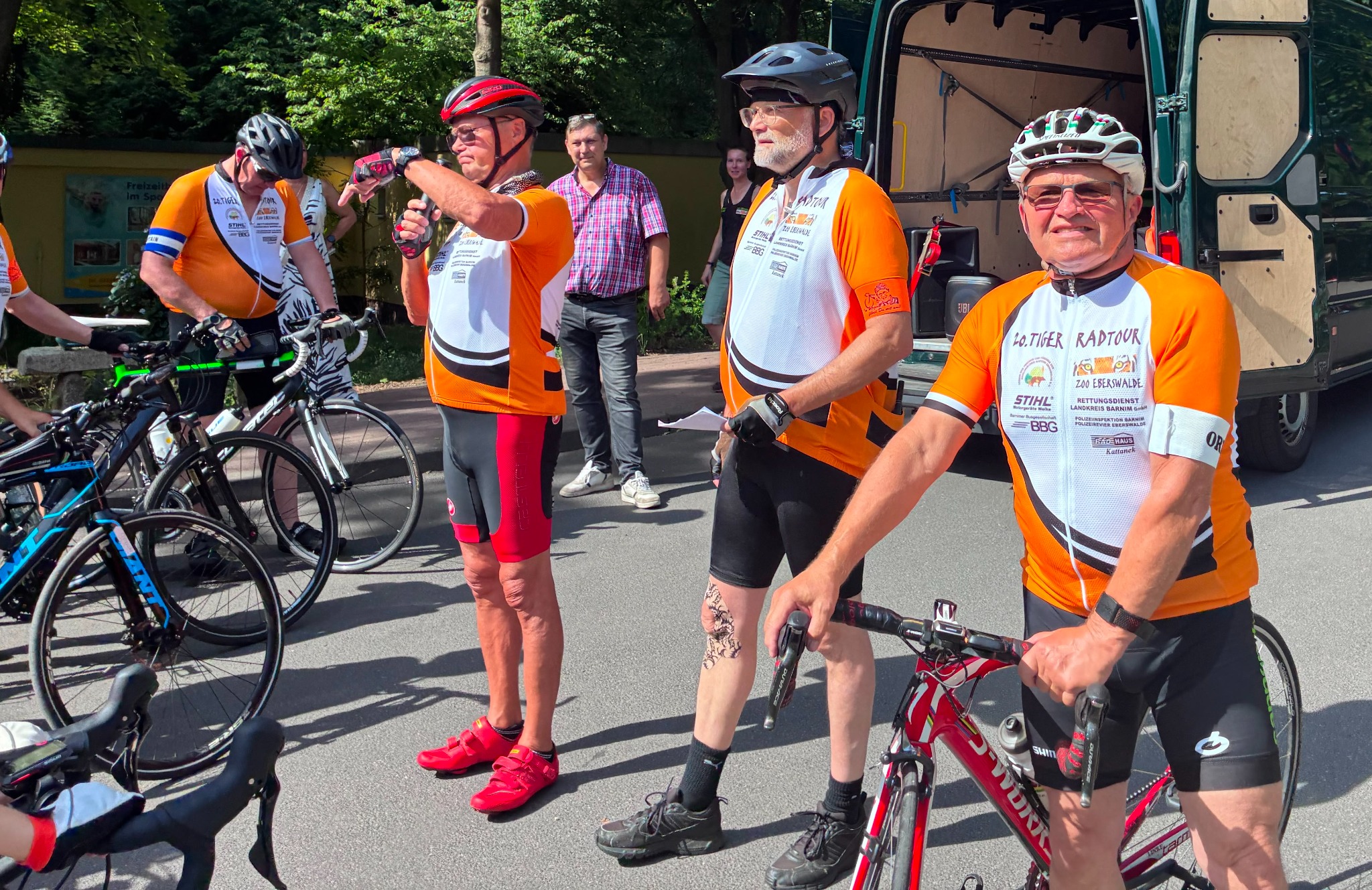 Teilnehmer beim Start der Tigerradtour