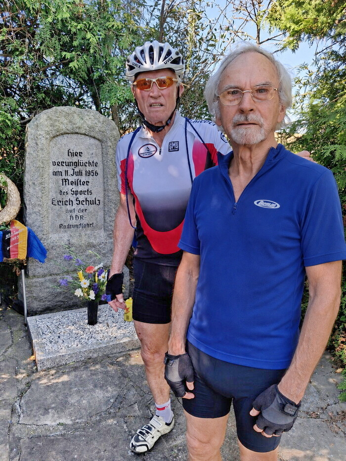 Dr. Lutz Mögling und Dr. Wolfgang Arendt am Gedenkstein für Erich Schulz