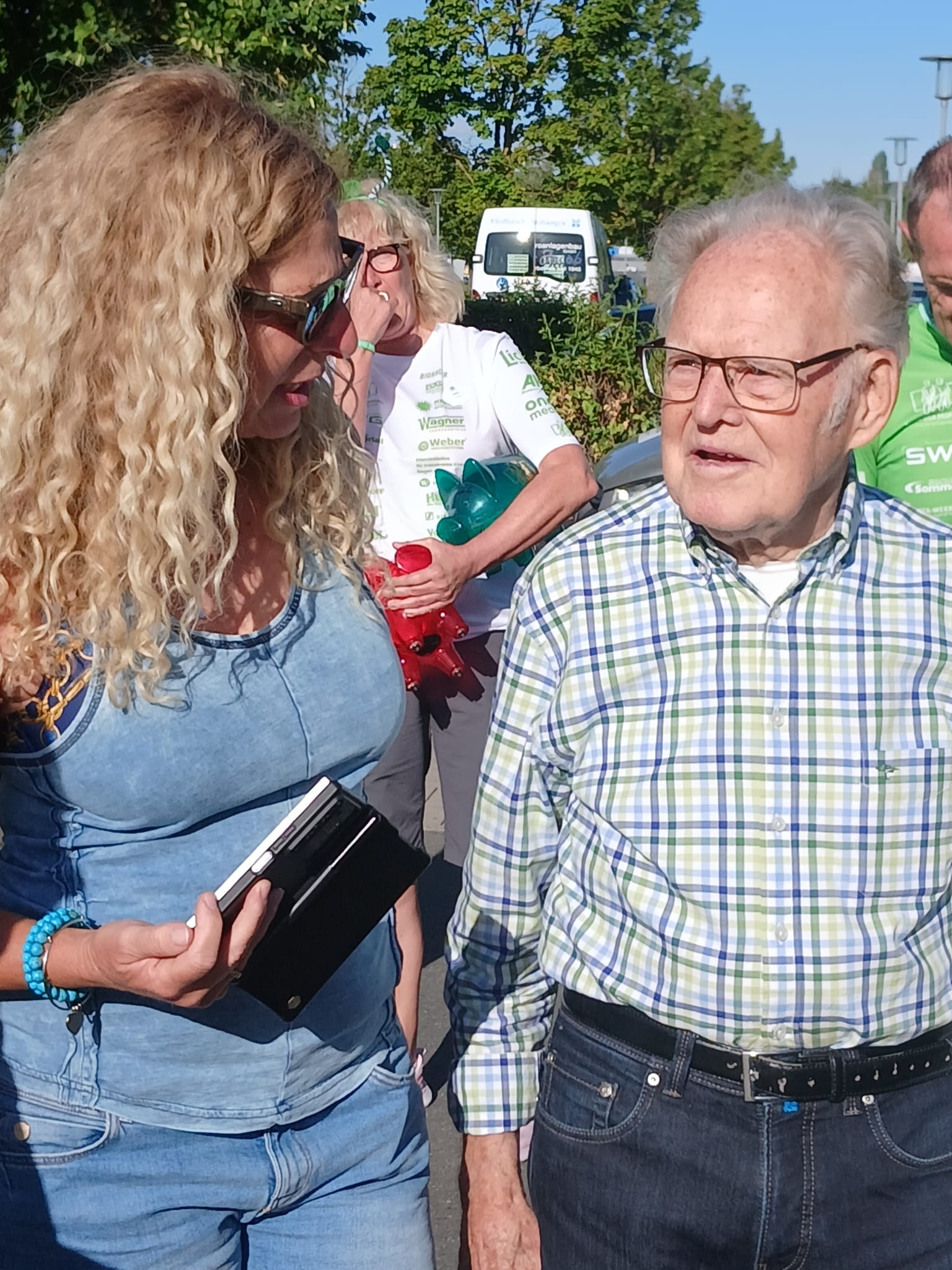 Täve Schur im Gespräch mit Teilnehmerinnen der Tour der Hoffnung