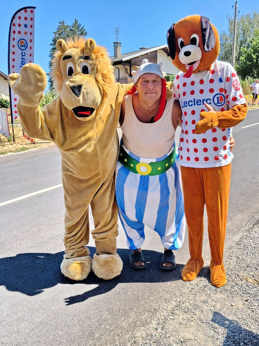 Kostümierte Maskottchen am Streckenrand der Tour de France