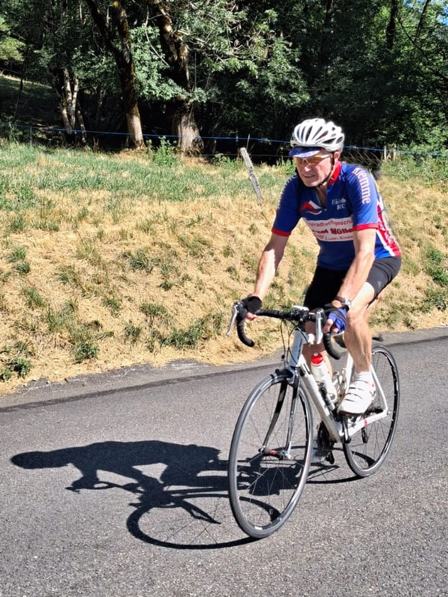 Radfahrer im blauen Trikot auf der Auffahrt zum Col des Prés