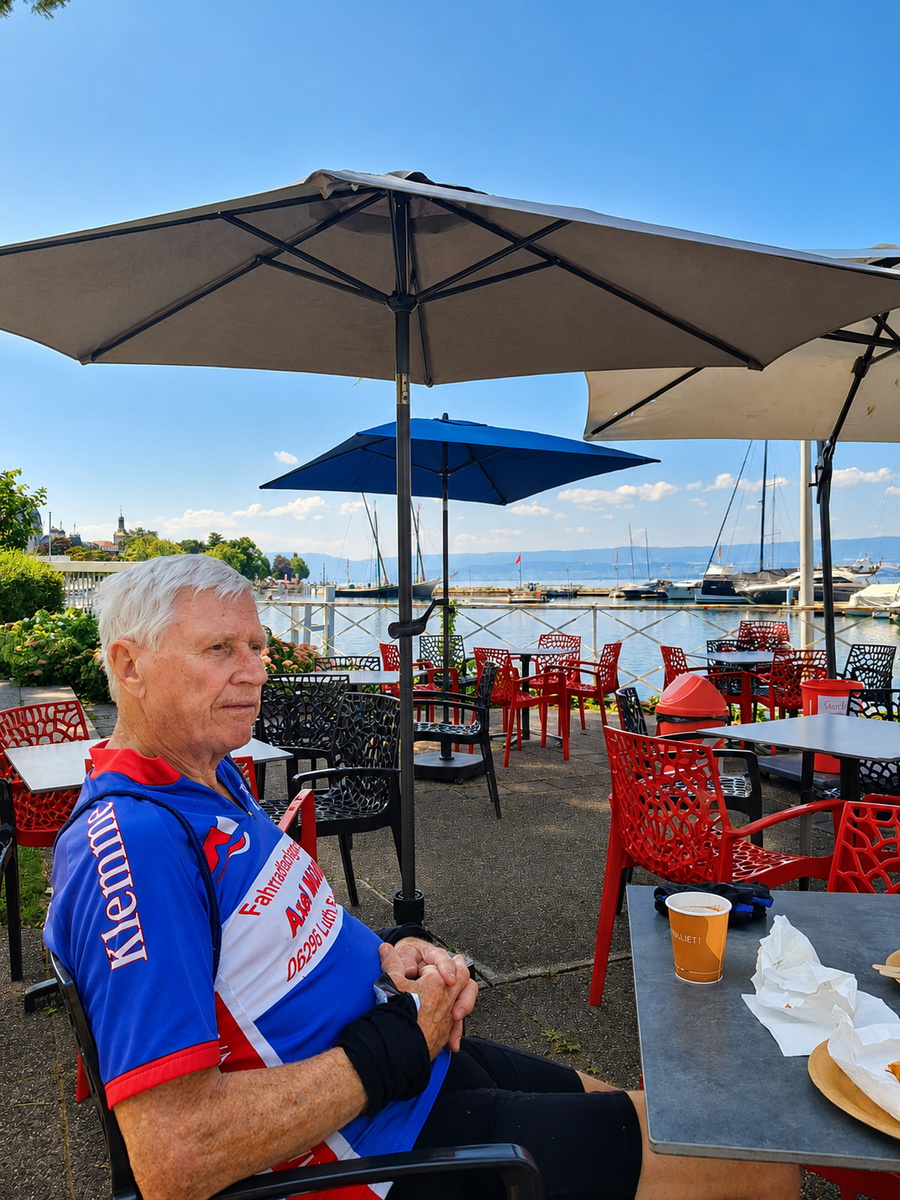 Pause an einem Café am Genfer See bei Évian-les-Bains
