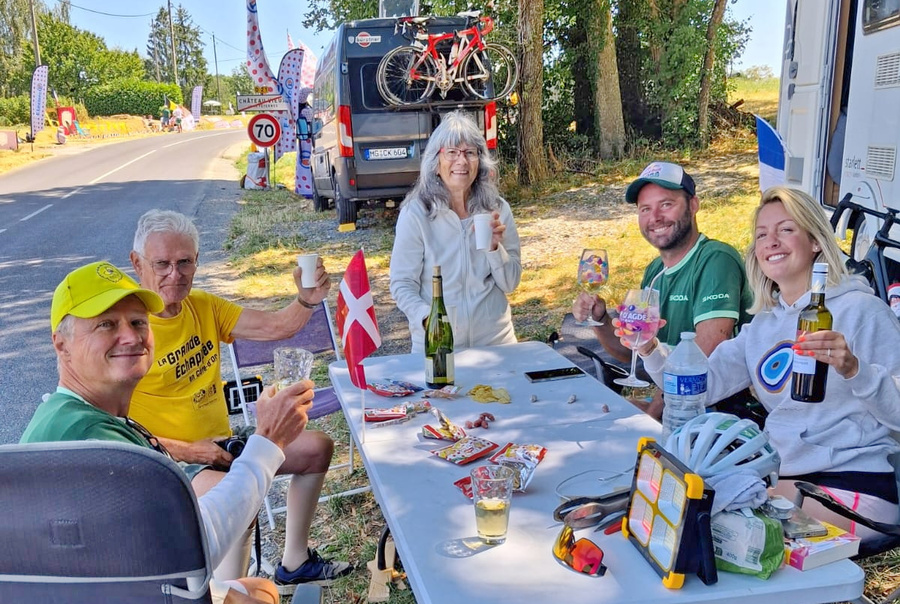 Geselliges Beisammensein mit Radsportfans am Streckenrand, darunter François aus Mâcon