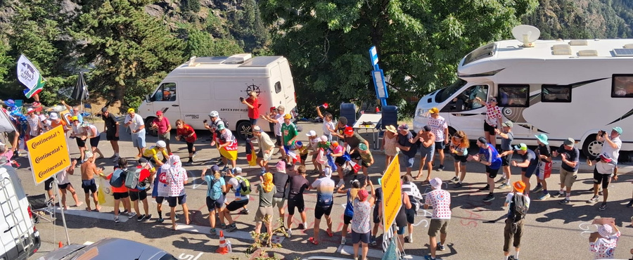 Feiernde Zuschauermenge am Streckenrand der Auffahrt nach Alpe d'Huez