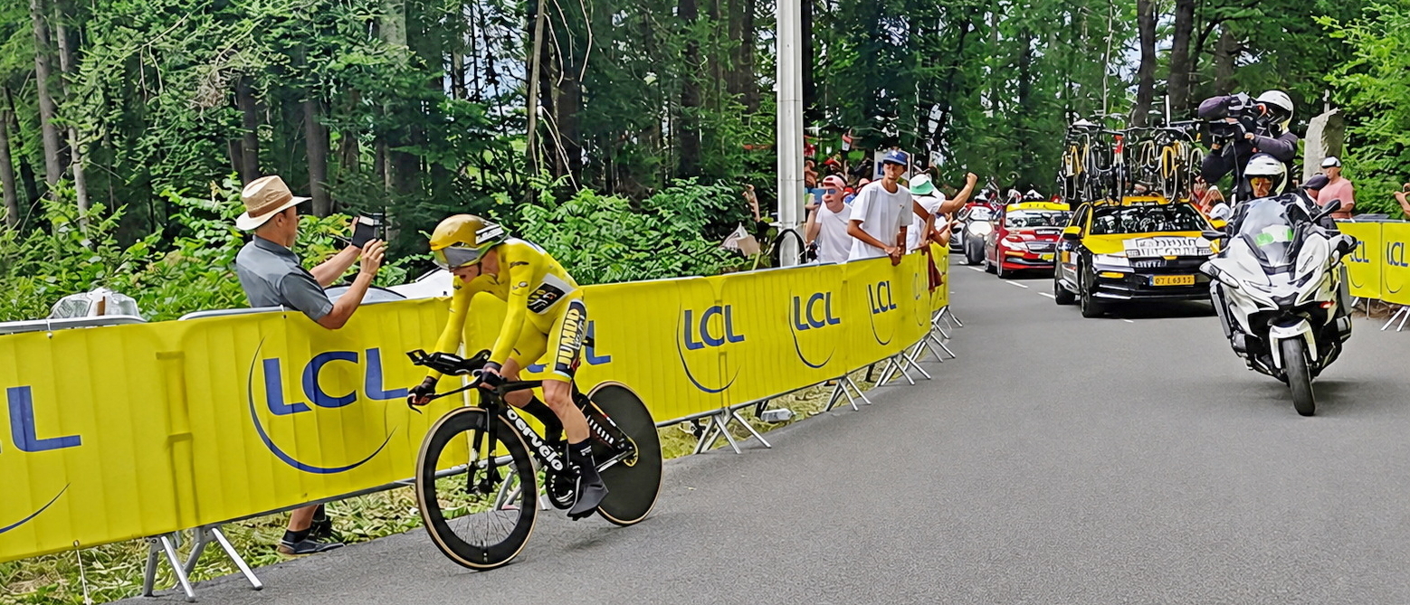 Jonas Vingegaard im Gelben Trikot während eines Zeitfahrens bei der Tour de France