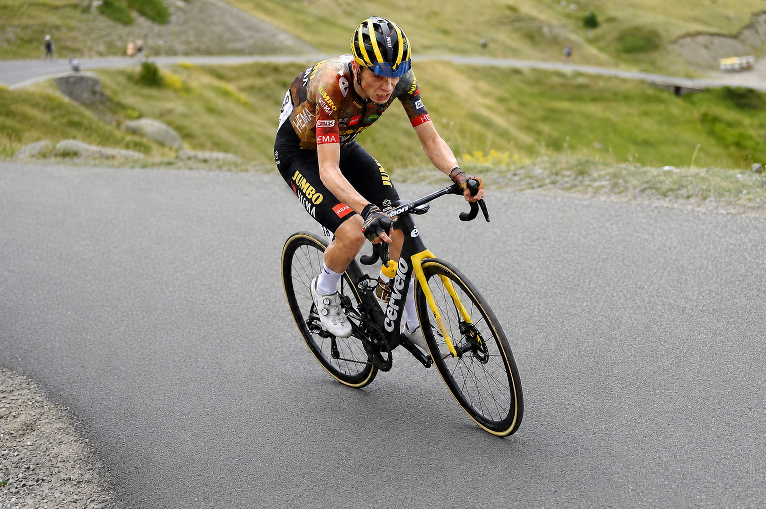 Jonas Vingegaard allein auf einer Bergstraße