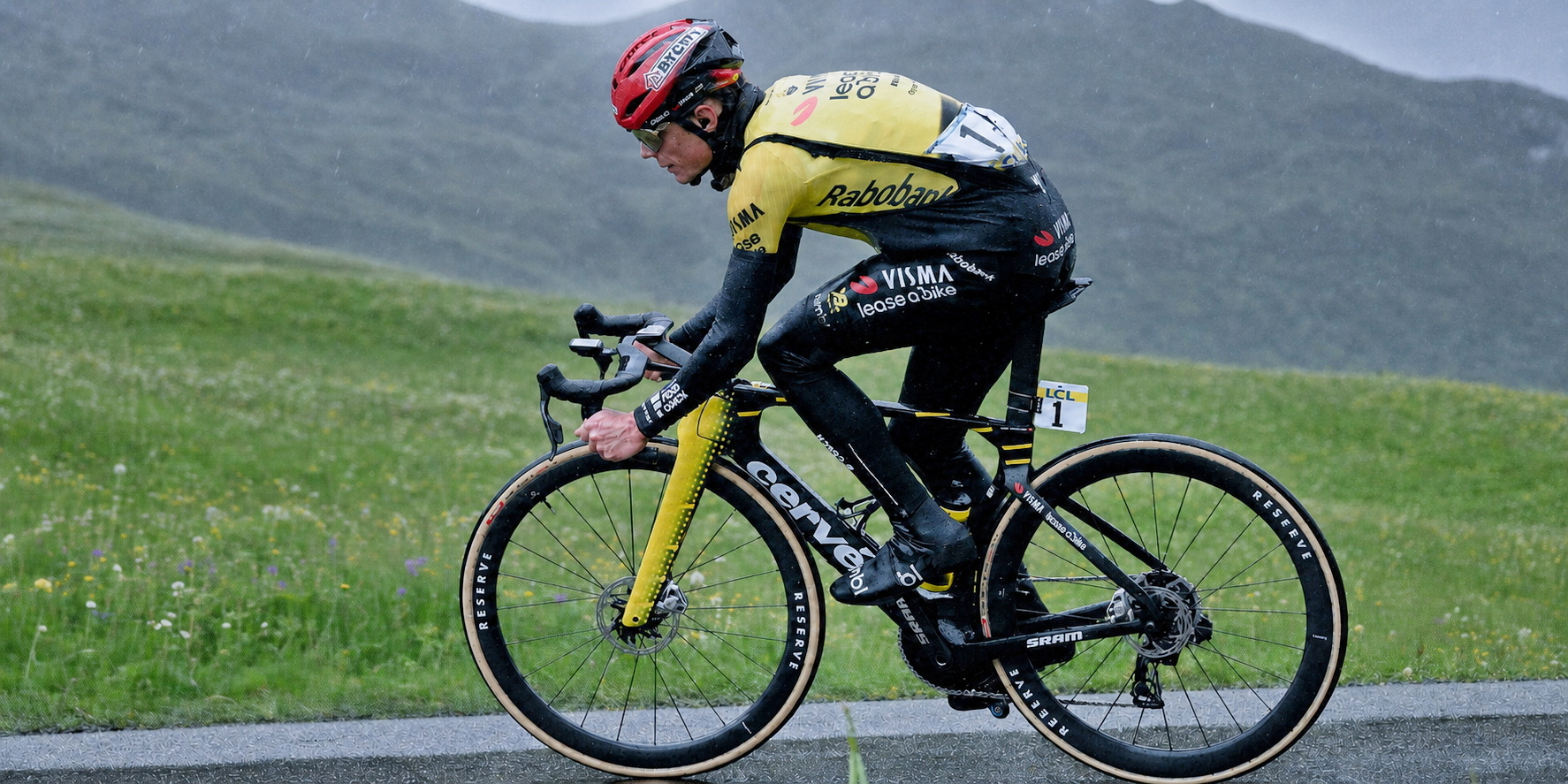 Jonas Vingegaard bei kaltem Regen in einer Berglandschaft