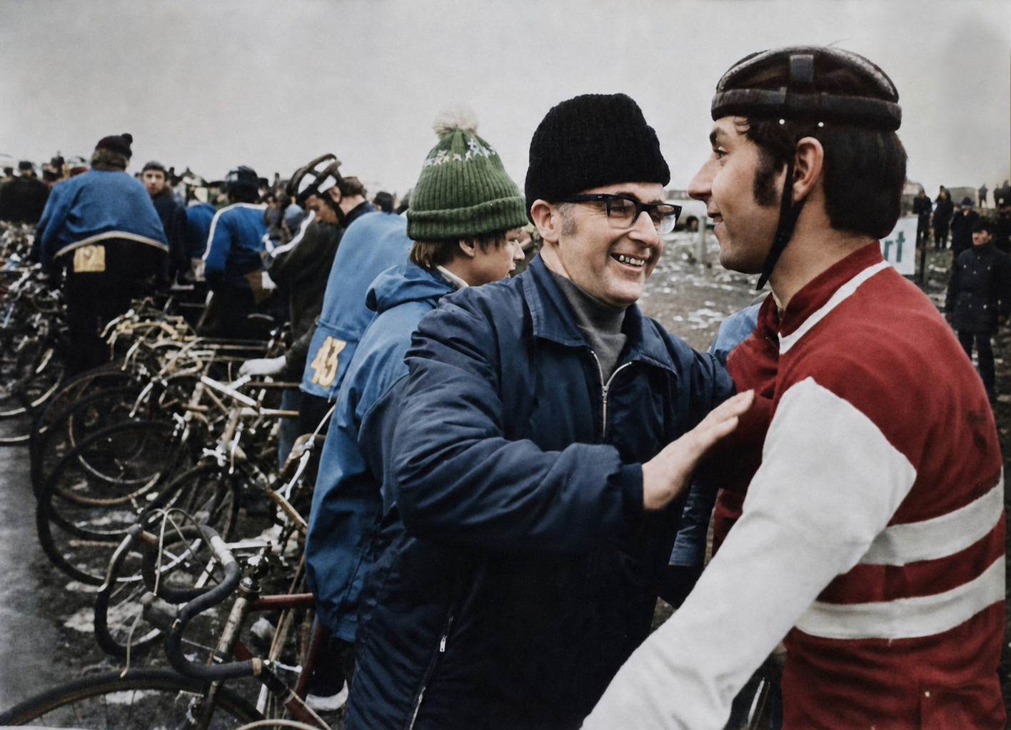 Historische Aufnahme von Radsportlern bei einer Veranstaltung