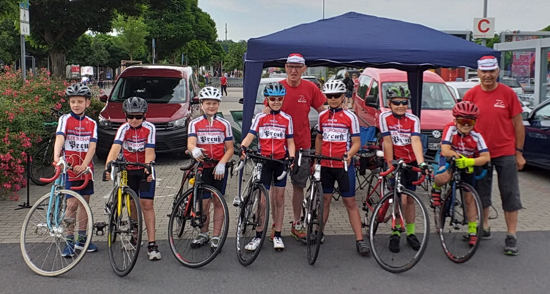 Junge Radsportlerinnen und Radsportler des RSV 93 mit ihren Betreuern