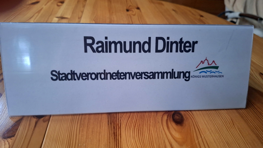 Namensschild von Raimund Dinter für die Stadtverordnetenversammlung Königs Wusterhausen