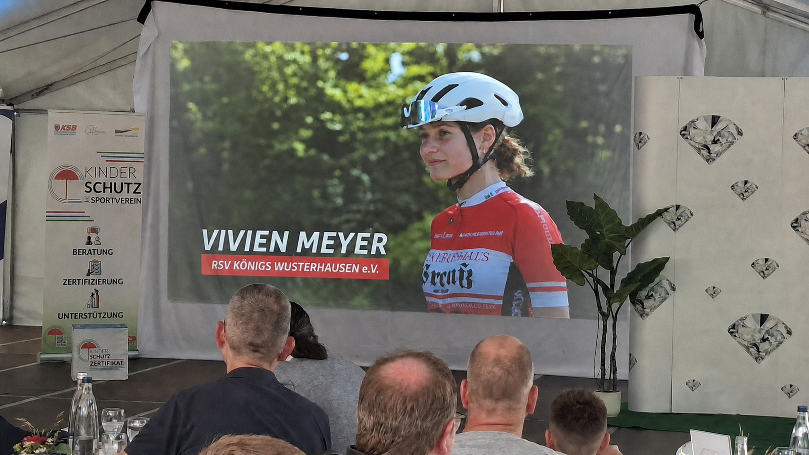 Vivien Meyer wird bei der Festveranstaltung auf der Leinwand vorgestellt