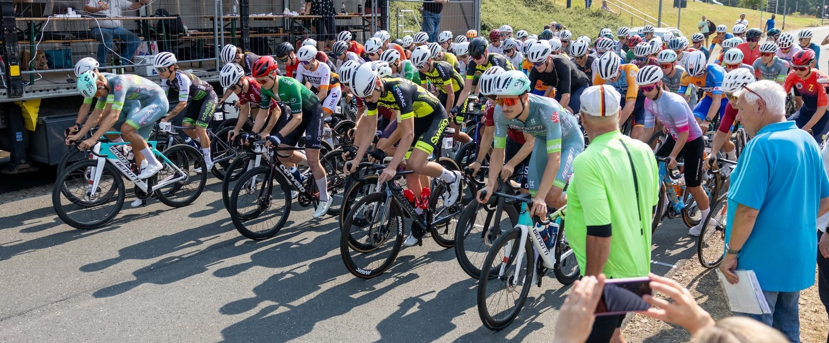 Großes Fahrerfeld beim Start des Radrennens Rund um die Hohe Esse
