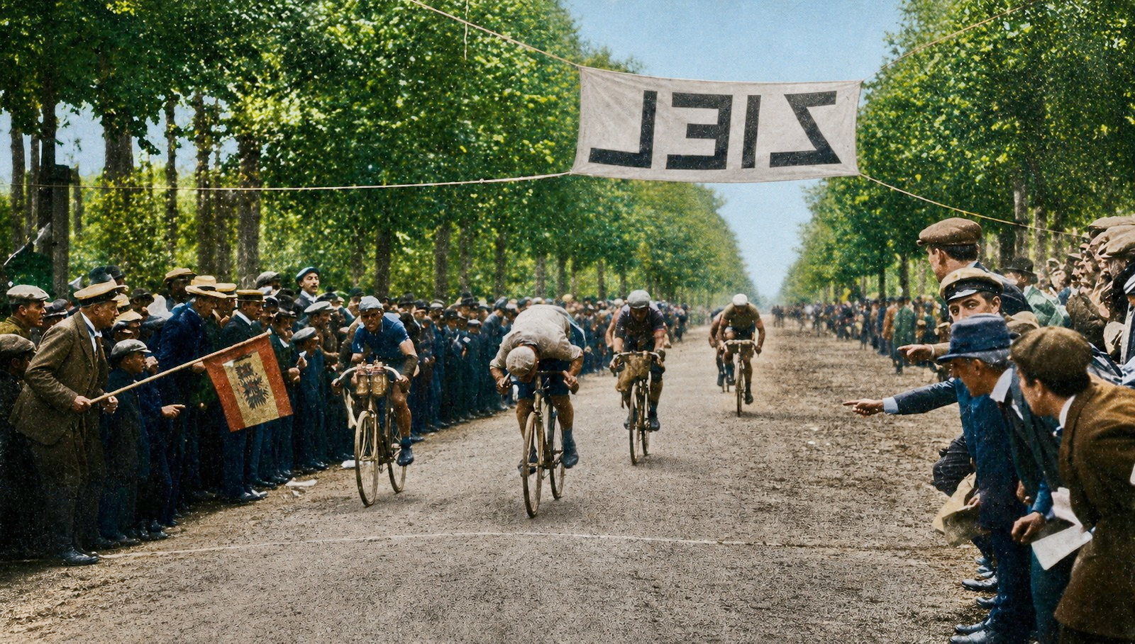 Historische Aufnahme eines Radrennens mit Fahrern kurz vor der Ziellinie