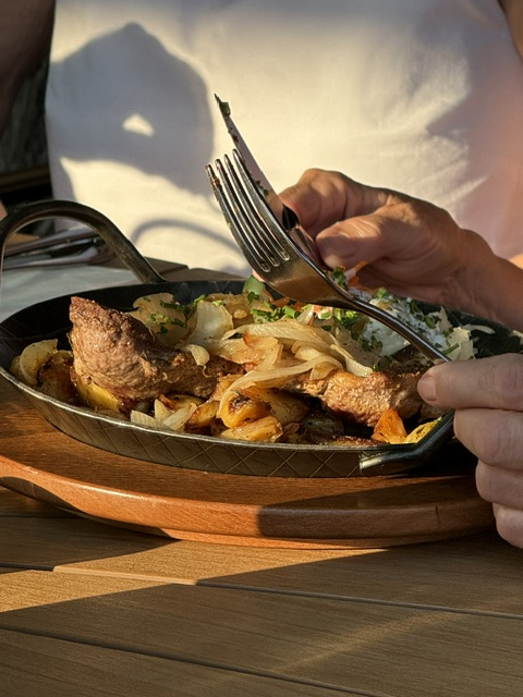 Ein reichhaltig belegter Teller beim gemeinsamen Abendessen