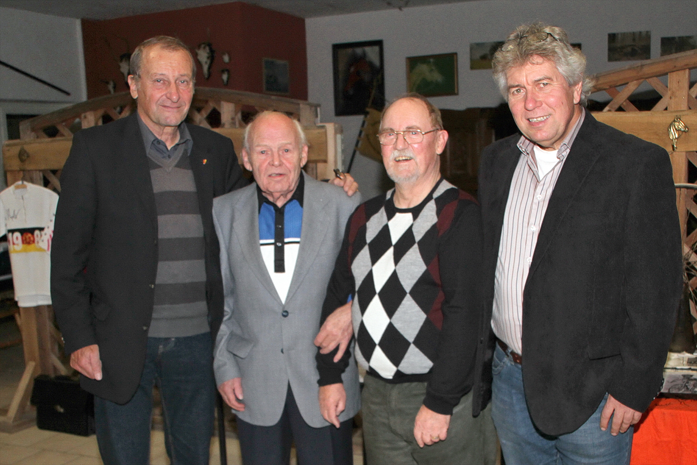 Vier Männer bei einem Treffen zur Radsportgeschichte