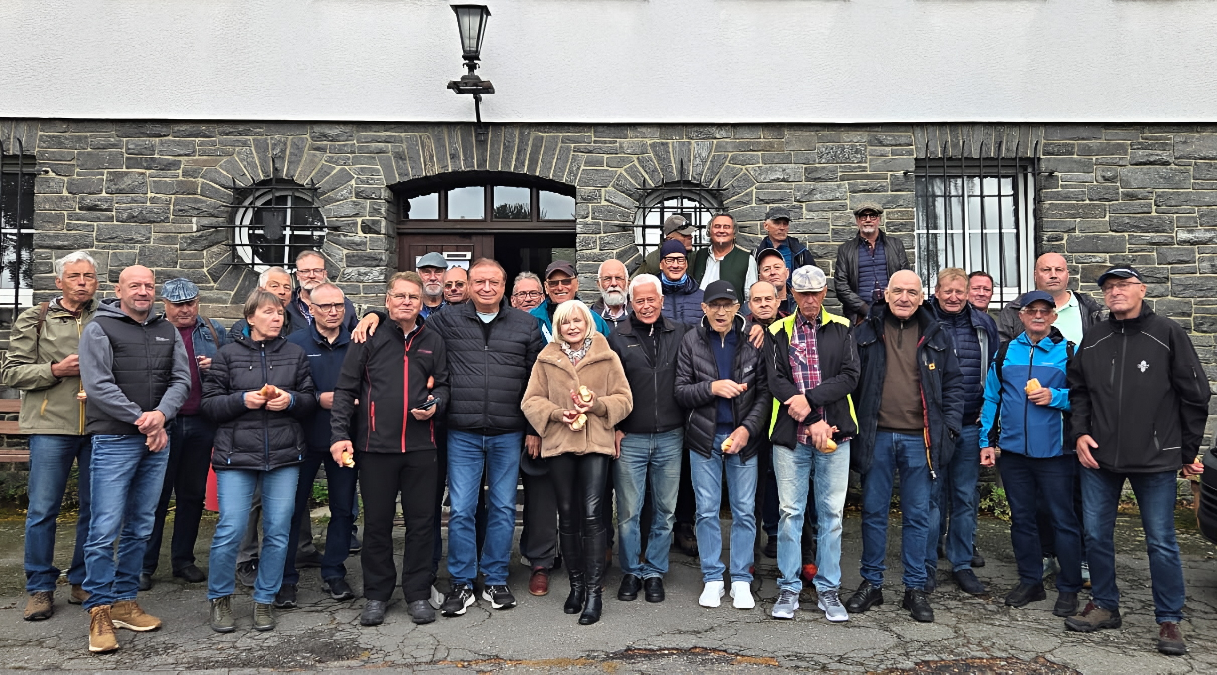 Die Teilnehmer des Radtreffens gemeinsam vor dem Eingang der Jugendherberge