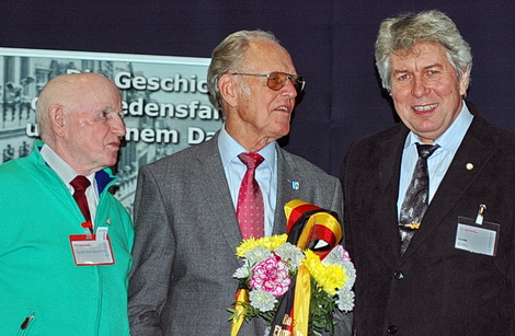 Der zweifache Vizeweltmeister der Steher, Siegfried Wustow (links), und der Radsportpräsident des LV von SAH, Günter Grau